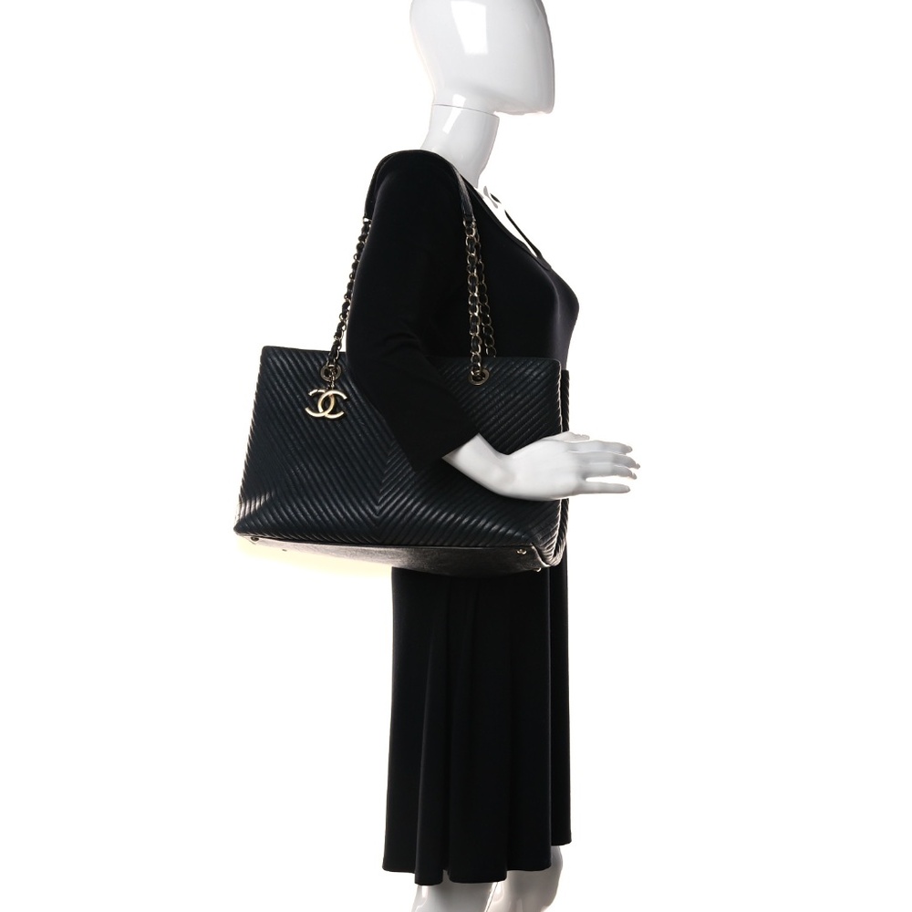 SOLD! CHANEL Wrinkled Lambskin Chevron Quilted Large  Tote Black Gold Hardware - Picture 2 of 16